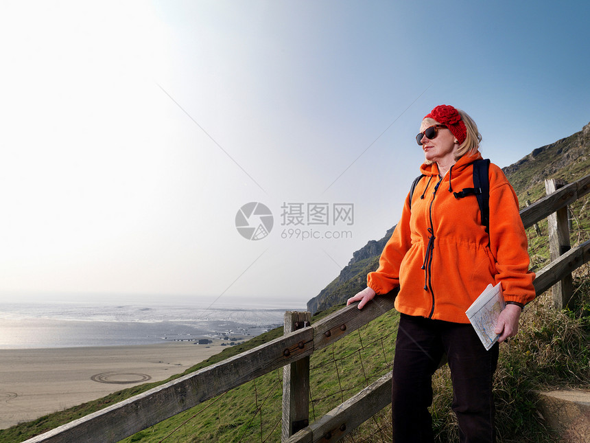 成熟女子徒步旅行图片