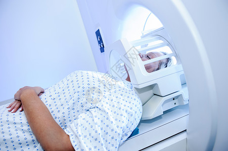 体检机病人躺在核磁共振机里背景