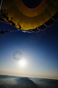 从热气球看山高清图片