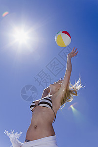 玩沙滩球的女人的俯视图图片