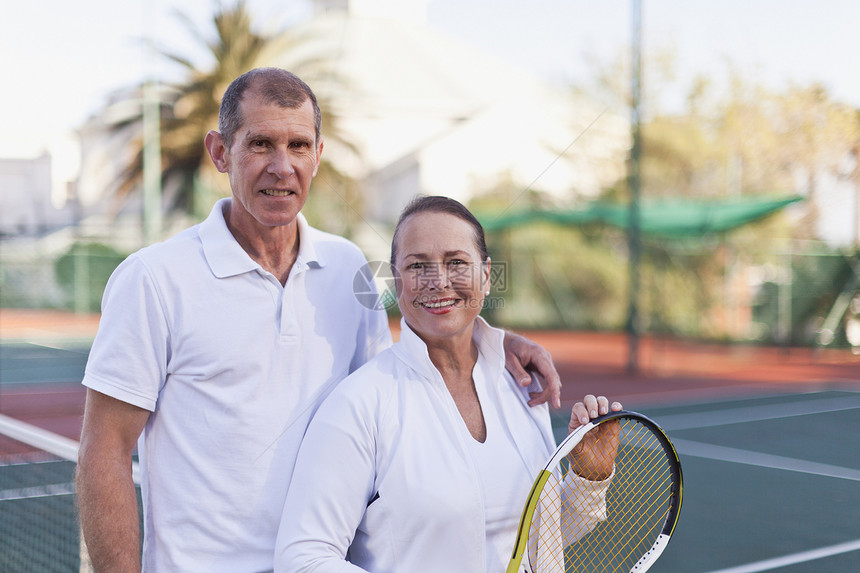 站在网球场上的老夫妇图片