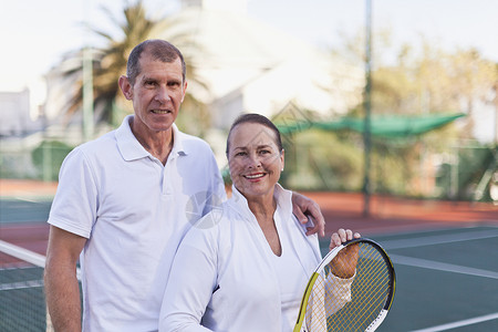 站在网球场上的老夫妇高清图片
