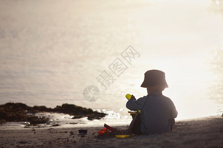 在海滩上玩耍的小男孩图片