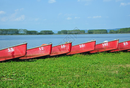 船停靠在湖边图片