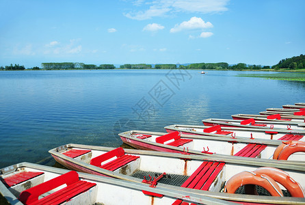 靠湖停泊的船只图片