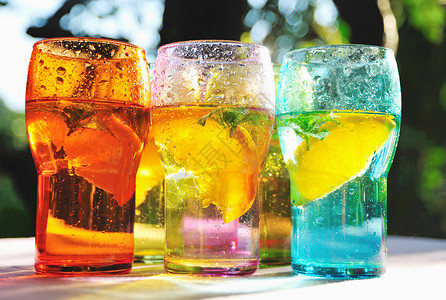 彩色玻璃杯中的水果饮料图片