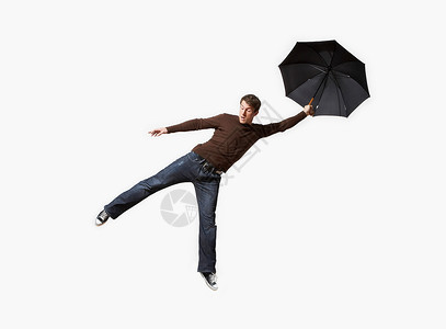 男人和雨伞吹走了图片