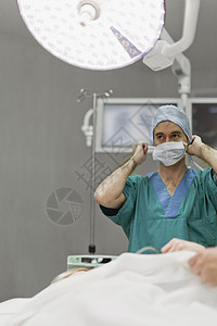 外科医师在手术室准备图片