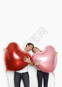 抱着心形气球的夫妇图片