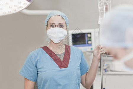 手术室戴面罩的护士图片
