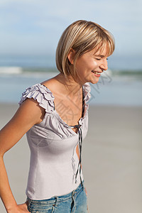 在海滩上笑的女人图片