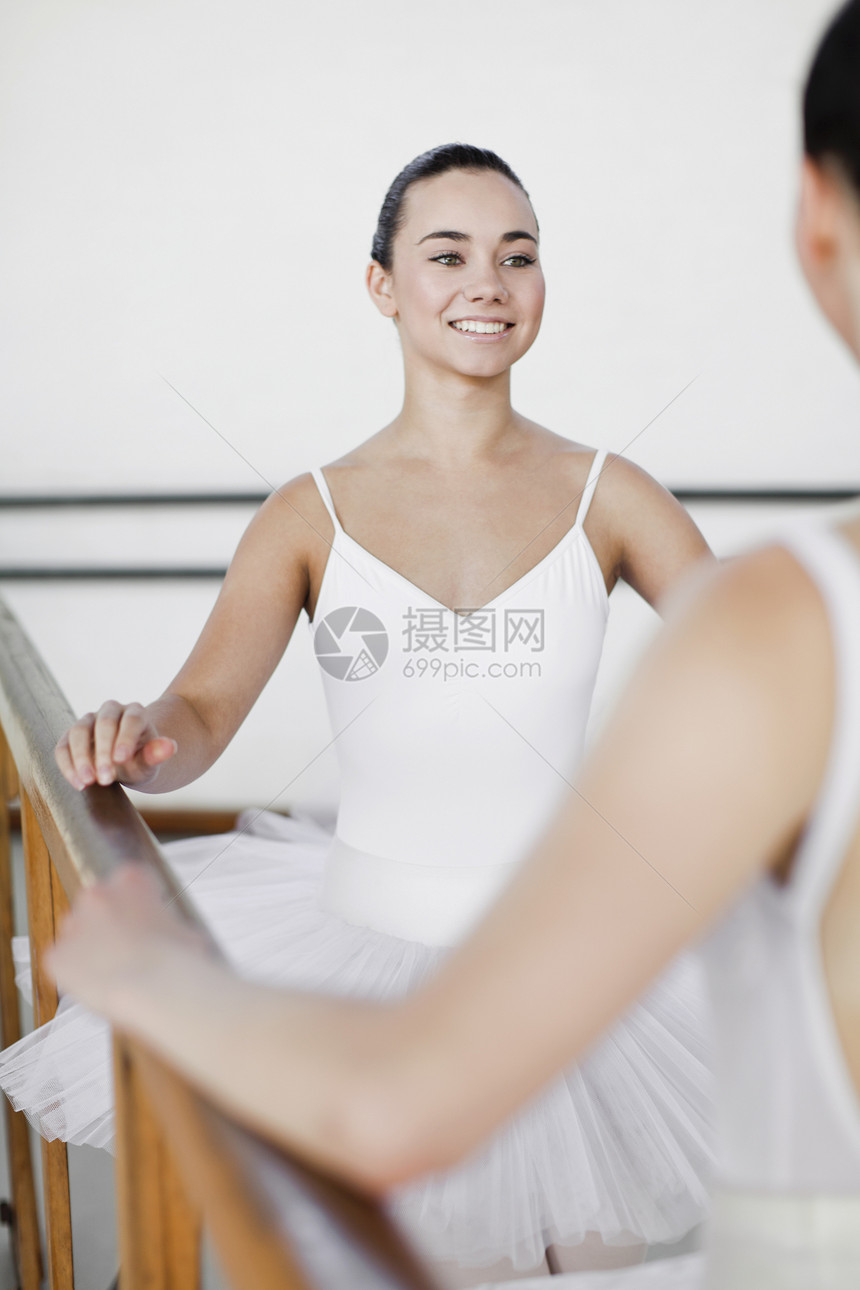 芭蕾舞演员在扶手旁讲话图片