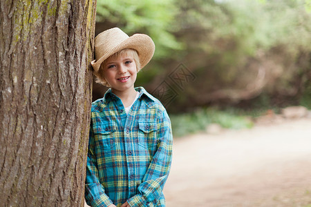 户外戴牛仔帽的男孩图片