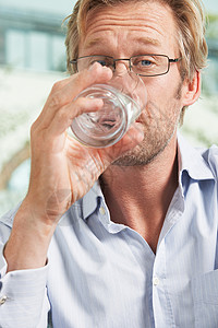 喝水的商业男性图片
