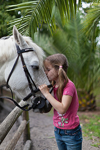 亲吻马的女孩图片