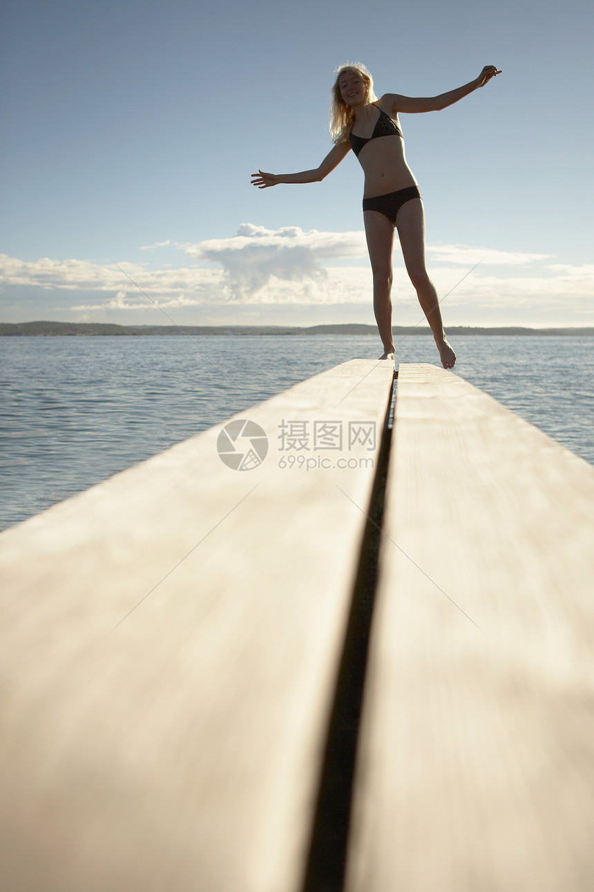 跳水板上的年轻女子图片