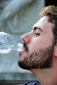喝水的男人图片