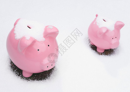 小猪存钱罐堆在雪地里图片