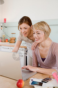 女性在厨房使用笔记本电脑图片