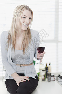 微笑的女人喝着酒图片