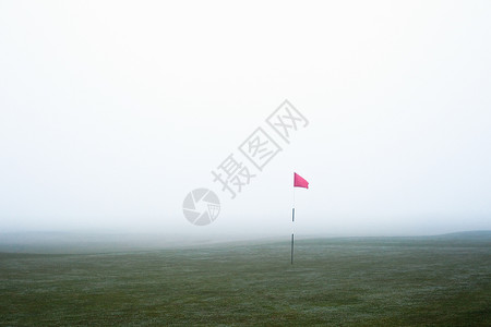 雾中的高尔夫旗帜图片