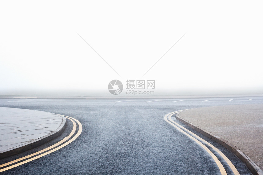迷雾中的道路图片