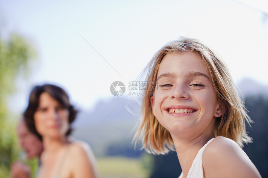 年轻女孩在户外微笑图片