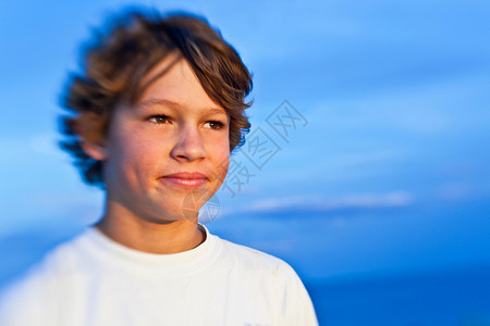 海滩男孩的肖像图片