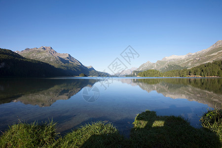 阿尔卑斯山湖图片