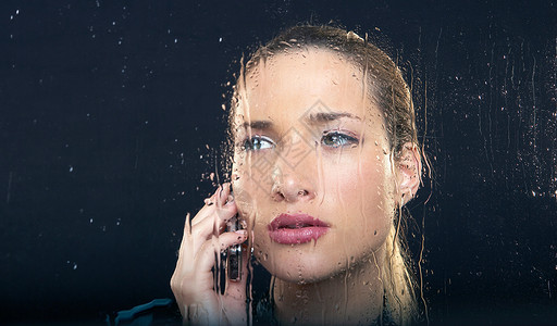 雨窗的女人拿着电话图片