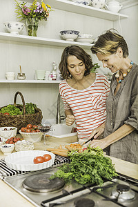 老太太和女儿在厨房准备新鲜蔬菜图片