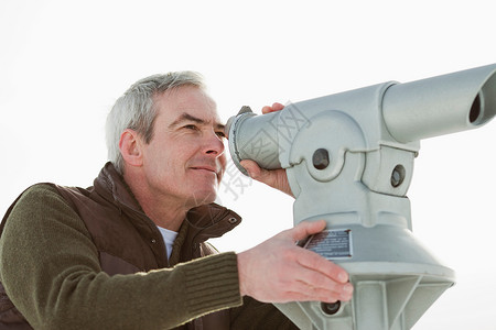 投币式双筒望远镜透过望远镜看的人背景