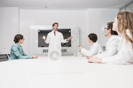 白色会议背景在开会的医生背景
