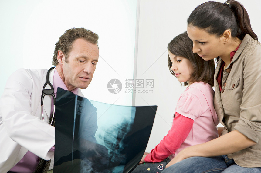 给病人看X光片的男医生图片