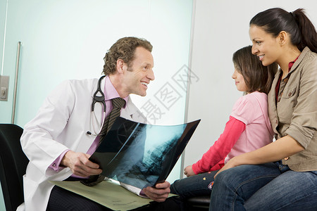 给病人看X光片的男医生图片