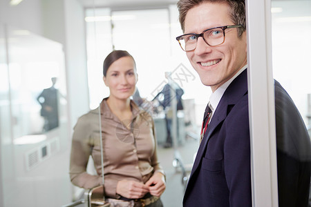 商务人士站在办公室的门框里图片