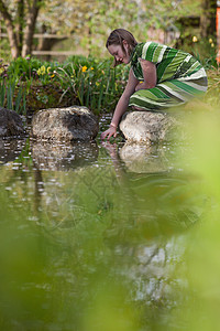 池塘里的小女孩图片