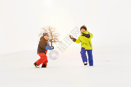 两个男孩在雪地里玩耍图片