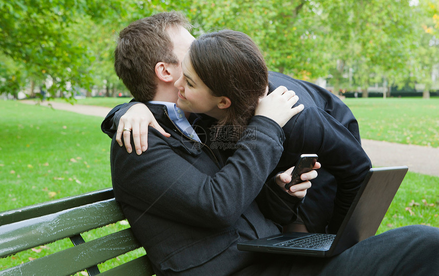 公园里男人和女人拥抱图片