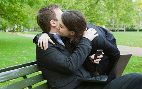 公园里男人和女人拥抱图片