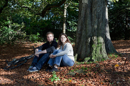 坐在森林里的一对夫妇图片