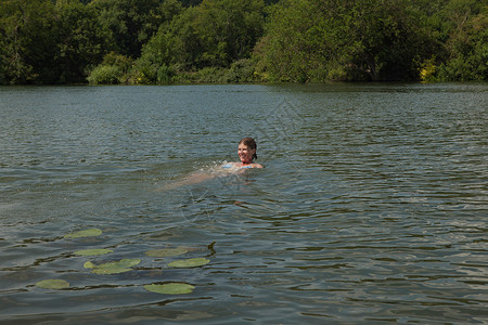 在河里游泳的女人图片