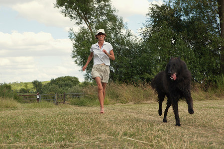 和狗一起跑的女人图片
