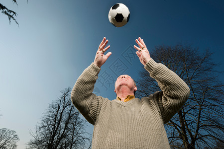 玩足球的老人图片