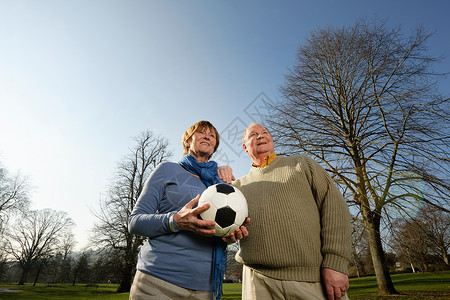 玩足球的老年夫妇图片