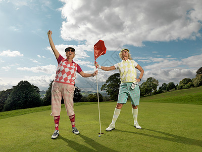 手举旗帜打高尔夫球的成熟女士背景