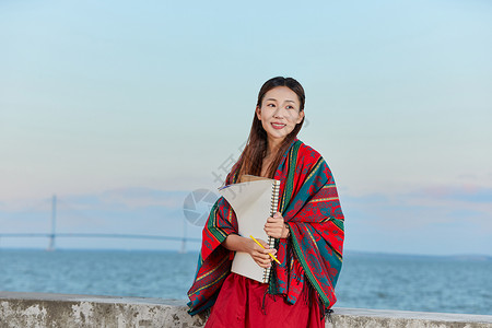 秋季写生速写文艺美女在海边绘画背景