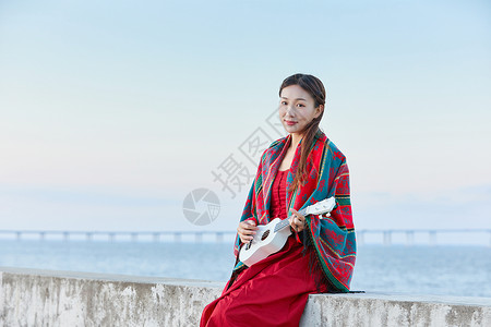 文艺女生海边谈尤克里里高清图片