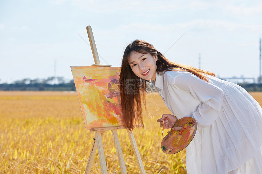 文艺清新美女户外油画写生图片