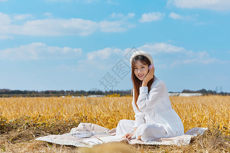 耳机麦年轻女生户外听音乐背景